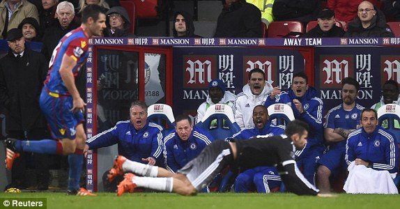 
Hoặc tình huống băng ghế dự bị của Chelsea không hẹn mà cùng nhau phản đối dữ dội 1 tình huống Diego Costa bị phạm lỗi. Tinh thần đoàn kết đang thể hiện rất cao ở CLB thành London.
