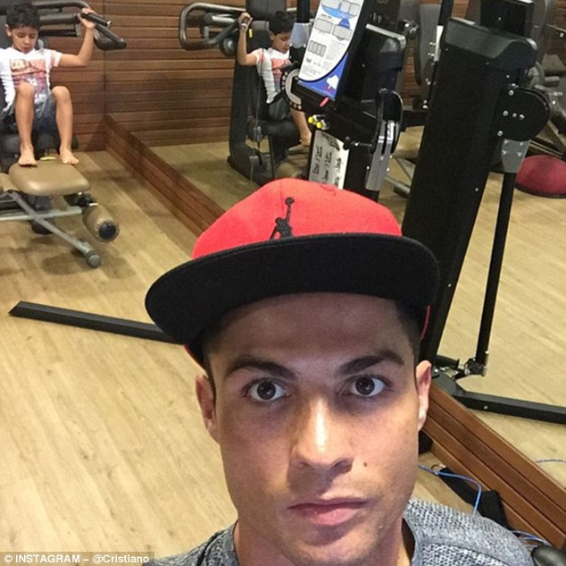 
Cris Ronaldo tập luyện chăm chỉ với con trai.
