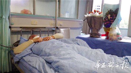 
Bác sĩ Wu bị thương trầm trọng và phải nhập viện.
