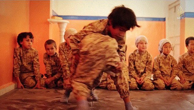 Những đứa trẻ được dạy kĩ năng cận chiến ở trại huấn luyện của IS