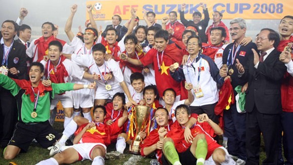 
Nhờ kiên định với HLV Calisto mà ĐTQG Việt Nam có được kì tích AFF Cup 2008.
