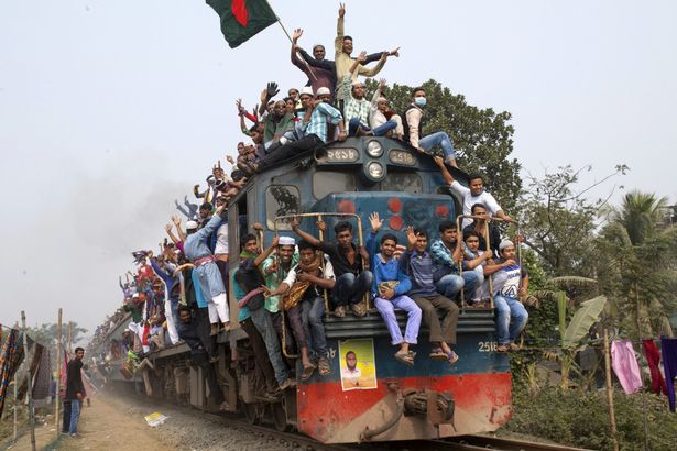 
Các tín đồ hồi giáo người Bangladesh vẫy tay cười trên chuyến tàu về nhà sau 3 ngày cầu nguyện ở lễ hội Hồi giáo Biswa Ijtema.
