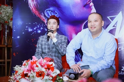 
Sơn Tùng và đạo diễn Quang Huy trong buổi gặp gỡ truyền thông cách đây không lâu tại Hà Nội.
