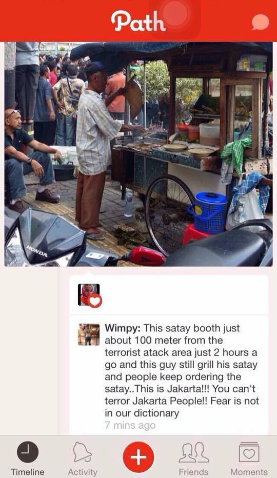 
Bức ảnh được lan truyền trên ứng dụng Path của Indonesia (một dạng ứng dụng như Zalo). Theo cư dân mạng nước này, chỉ 2 tiếng sau khi vụ tấn công xảy ra, người đàn ông trong bức ảnh đã nhanh chóng bắt đầu trở lại công việc kinh doanh của mình tại khu vực cách hiện trường 100 mét.
