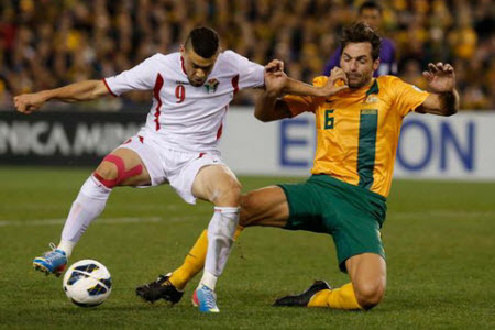 
U23 Australia (áo vàng) đã chơi quyết liệt, lăn xả trước U23 UAE nhưng vẫn thua 0-1 vì tình huống phản lưới nhà đáng tiếc ở phút 84.
