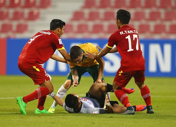 
U23 Việt Nam bị U23 Australia đè ngửa bắt nạt.
