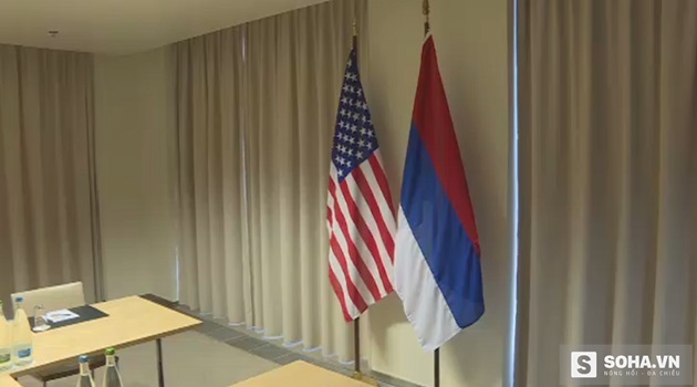 
Quốc kỳ Nga bị treo ngược trước khi diễn ra cuộc gặp của giới ngoại giao cấp cao Nga-Mỹ.
