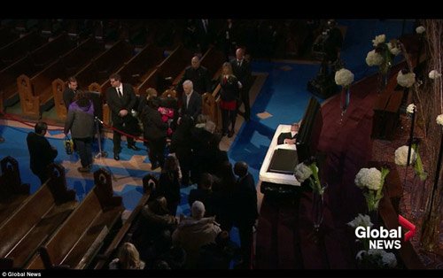 
Linh cữu của Rene Angelil được đặt ở giữa nhà thờ để người hâm mộ có thể đến nhìn mặt và chào tạm biệt ông lần cuối.
