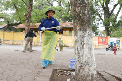
Gần 30 năm làm công việc này ông Nguyễn Mậu Trường (58 tuổi) cho biết: Việc quét vôi lên gốc cây chủ yếu có 2 mục đích: Thứ nhất là để chống rét và thứ hai là để phòng sâu bệnh cho cây.
