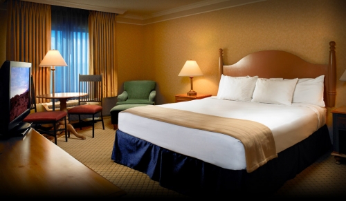 
Vì sao trong khách sạn luôn đặt 4 chiếc gối trên giường?
