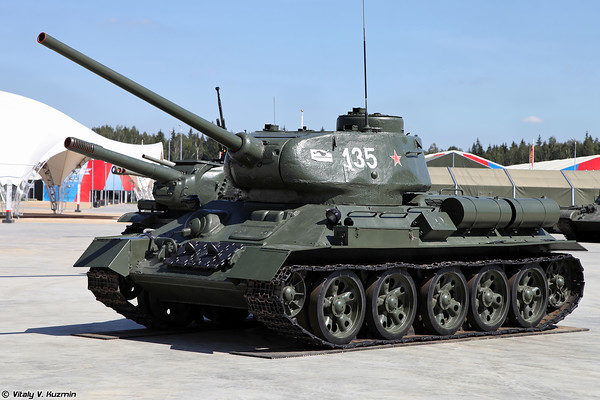 
T-34-76 - Một mẫu tăng huyền thoại của Hồng quân trong thời kỳ Đệ nhị thế chiến. Xe có khối lượng 26,5 tấn và trang bị pháo 76 mm, với khả năng cơ động cao, T-34 đã giành được nhiều thắng lợi trên chiến trường. Ngoài ra xe còn có một phiên bản sử dụng pháo 85 mm mang tên T-34-85.
