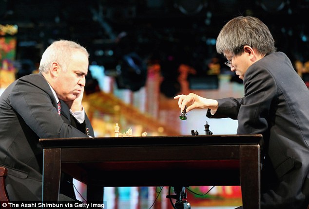 Vua cờ Kasparov (trái) đã truyền một bí kíp đặc biệt cho Pep Guardiola.