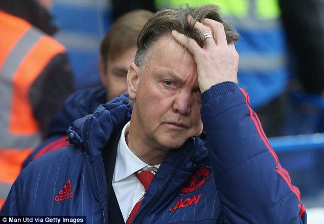 
Van Gaal quyết không ngồi im chờ bị trảm.
