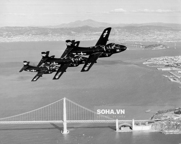 Những chiếc F3D bay qua Cầu Cổng Vàng.