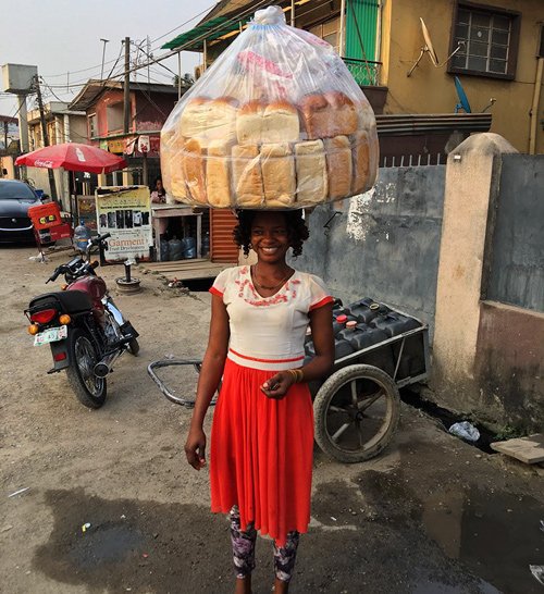 
Olajumoke Orisaguna là một bà mẹ 2 con, 27 tuổi, bán bánh mì nuôi gia đình

