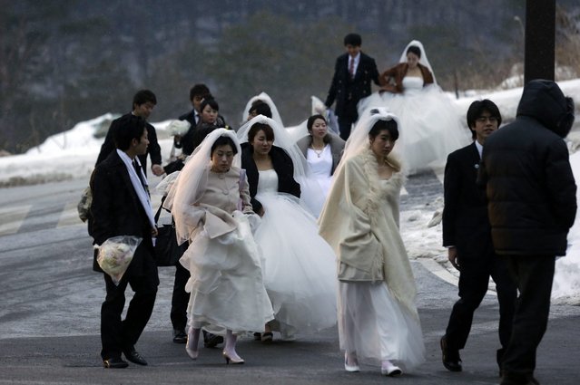 
Cô dâu, chú rể Hàn Quốc trong một đám cưới tập thể.

