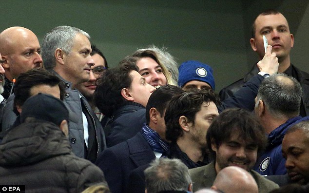 
Ít ngày ở Italia, Mourinho được NHM săn lùng rất nhiều. Người đặc biệt cũng vô cùng thoải mái khi tiếp xúc với fan.
