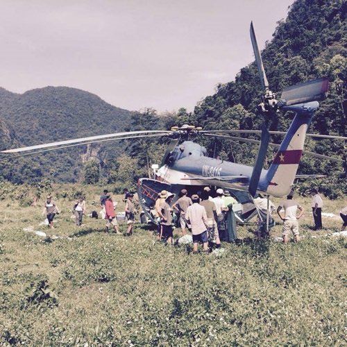 
Máy bay trực thăng đưa các đạo cụ quay phim đến Quảng Bình.

