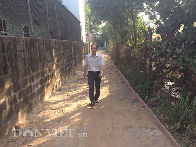 Ông Phan Thanh Huệ - Phó Chủ tịch UBND xã Tân Thông Hội - kiểm tra tiến độ thi công đường dẫn vào nhà Mẹ VNAH Nguyễn Thị Em.