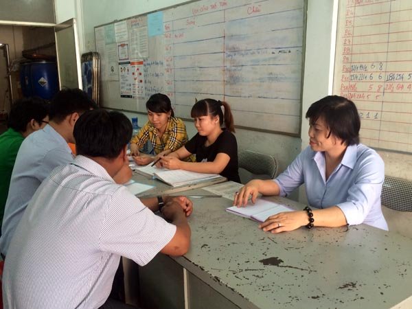 Bác sĩ Đỗ Thị Ánh Tuyết (phải) họp bàn về công tác phòng chống dịch với nhân viên. Ảnh:Quốc Hải