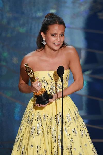 
Alicia Vikander xúc động nhận giải
