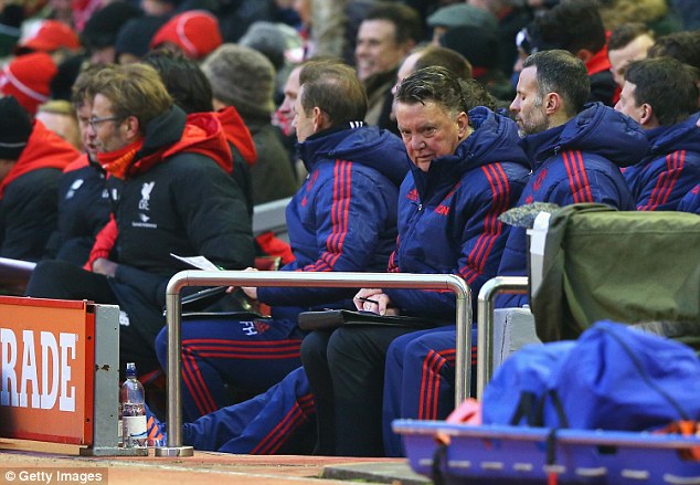 Hình ảnh thường thấy của Louis van Gaal trên băng ghế chỉ đạo của Man United