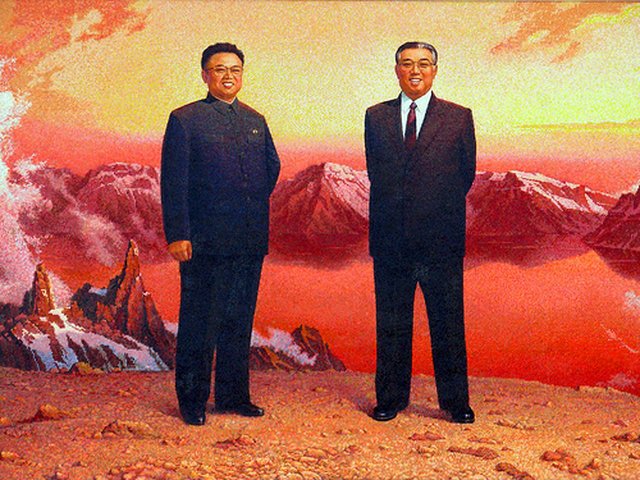 
Hai lãnh đạo Kim Nhật Thành và Kim Jong-il, phía sau là ngọn núi huyền thoại Paektu.
