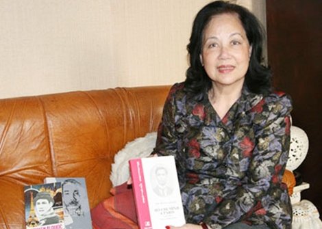 
Nhà thơ Thu Trang và tập thơ mới xuất bản.
