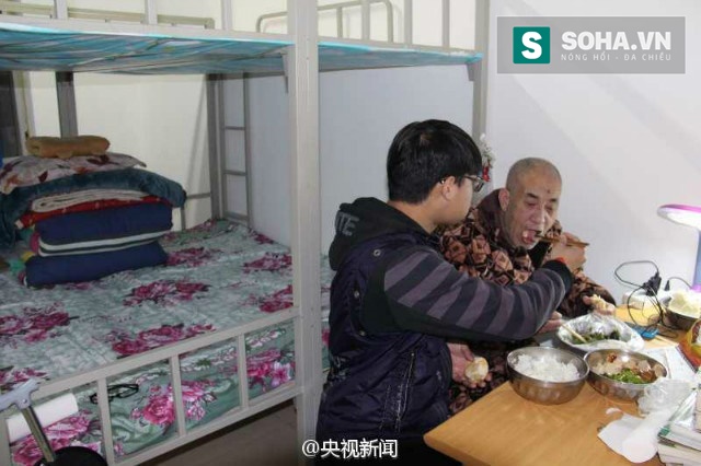 
Hình ảnh Zhao Delong chăm sóc cha hằng ngày trong ký túc xá trường đại học.
