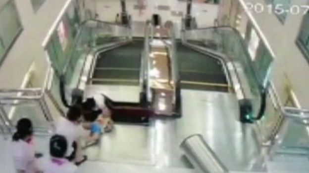 
Tháng 7.2015, một phụ nữ đã chết vì bị thang cuốn ở thành phố Kinh Châu
