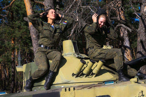 Hai người đẹp tranh thủ thư giãn trên tháp pháo xe chiến đấu đổ bộ đường không BMD-4.