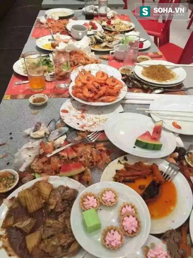 
Ăn uống thiếu lịch sự, lấy nhiều đồ ăn rồi bỏ thừa, du khách Trung Quốc bị người Thái Lan lên án gay gắt. Tất nhiên hành động này cũng bị người dân khắp thế giới không thể yêu nổi.
