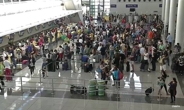 
Hàng nghìn người mắc kẹt ở sân bay vì mất điện.
