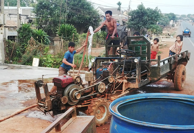 Hàng chục ngàn hộ dân ở Đăk Lăk hiện không còn nước sinh hoạt, họ phải bỏ tiền mua nước về dùng.