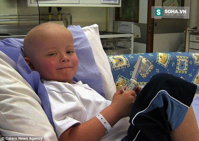 
Billy Turner, 11, đến từ Middleton, Greater Manchester trở nên nghiện món bánh mỳ tỏi sau quá trình điều trị ung thư. Billy lúc 3 tuổi khi cậu bé đang trong quá trình điều trị trong bệnh viện.
