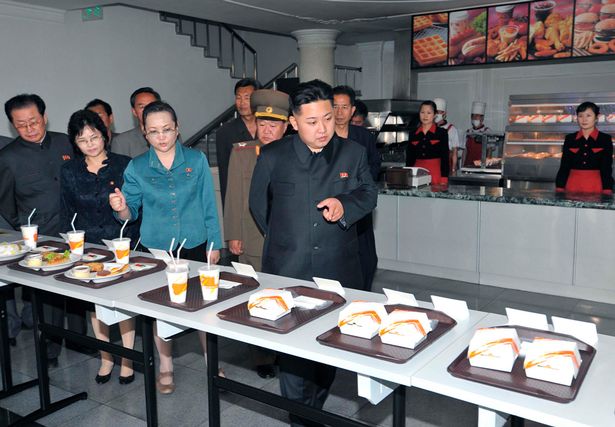 
Tờ báo tiếng Anh The Pyongyang Times cho biết, cuộc thi này nằm trong triển lãm những món ăn đặc sản của các vùng miền ở Triều Tiên. Cùng với các món hầm từ rùa, thực đơn cuộc thi cũng bao gồm các món súp ca, pizza và spaghetti, các món chế biến từ rau…
