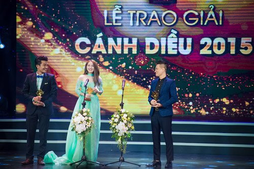 
Nhã Phương nhận giải thưởng cùng Việt Anh và Quang Tuấn.
