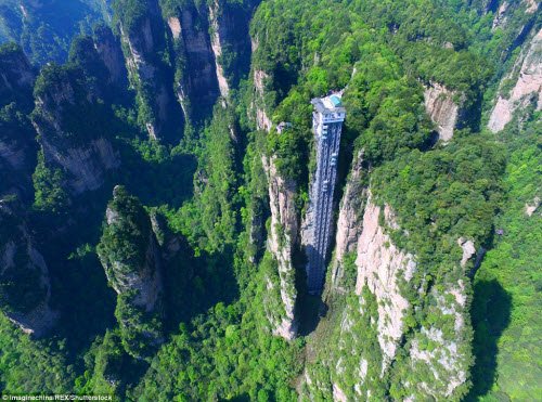 
Thang máy di chuyển gần 362m theo mặt bên của một vách đá lên trên đỉnh của cao nguyên trong vòng 2 phút, có 3 mặt kính, và mỗi chuyến có thể chở được 50 người.
