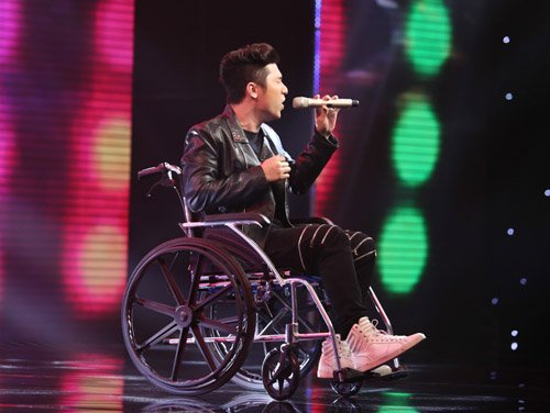 Dù bị gãy xương đùi và ngồi xe lăn gần 2 tháng, nam ca sỹ vẫn hát hết mình trên sân khấu.