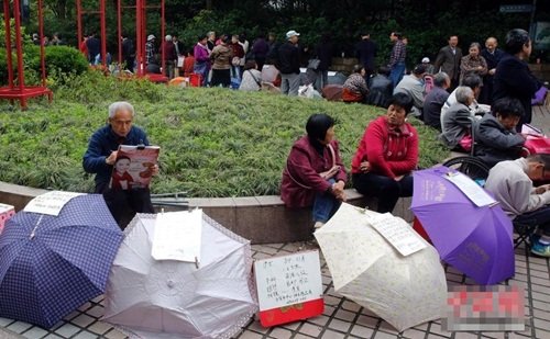 
Những bậc phụ huynh nóng ruột, lo sợ con mình ế chồng, ế vợ đã không thể khoanh tay làm ngơ. Họ quyết định tập trung lại và hình thành nên góc công viên tương thân tương ái, vừa tiếp thị con cưng của mình, lại vừa tranh thủ xem xét, lựa chọn đối tượng phù hợp cho con mình.
