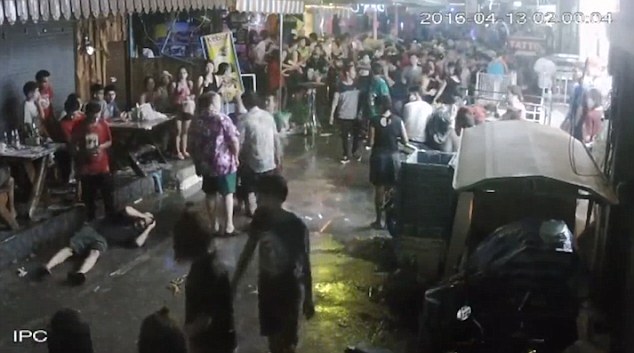 
Hình trên trên CCTV ghi lại cuộc tấn công vô cớ nhóm côn đồ Thái Lan gây ra.
