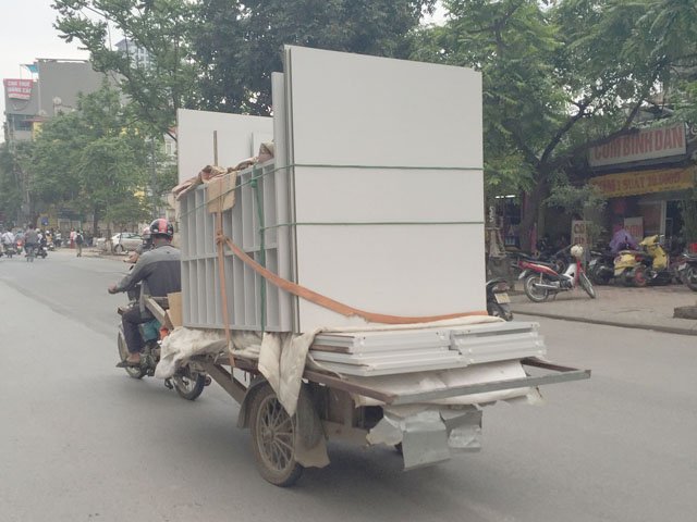 
Một chiếc xe tự chế kéo chất đầy hàng hóa lưu thông đường Nguyễn Trãi.
