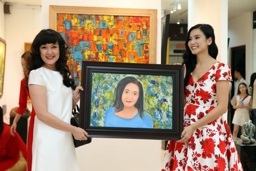 V&acirc;n Dung v&agrave; m&oacute;n qu&agrave; từ người em Lương Giang.