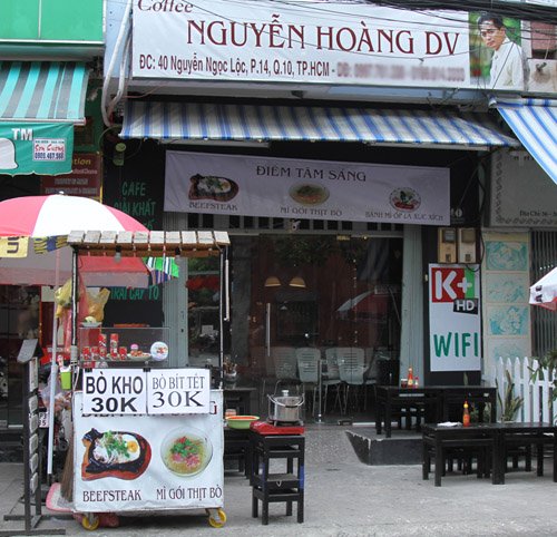 
Vợ chồng Nguyễn Hoàng mở quán cà phê mưu sinh trong lúc nam diễn viên đang chữa bệnh tại nhà.
