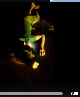 Một nạn nhân trong vụ tai nạn (ảnh cắt từ video bạn đọc).
