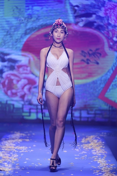 
Từ lâu, việc sử dụng người mẫu diện bikini để quảng cáo sản phẩm thu hút khách hàng khi khai trương đã không còn lạ ở Trung Quốc, mặc dù vấp phải nhiều sự chỉ trích nhưng không thể phủ nhận rằng những chiêu trò quảng cáo này vẫn gây được sự chú ý.
