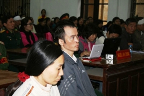 
Nguyễn Thị Thuận, Hoàng Hải Tiệp tại phiên tòa sơ thẩm. Ảnh: H.Sơn
