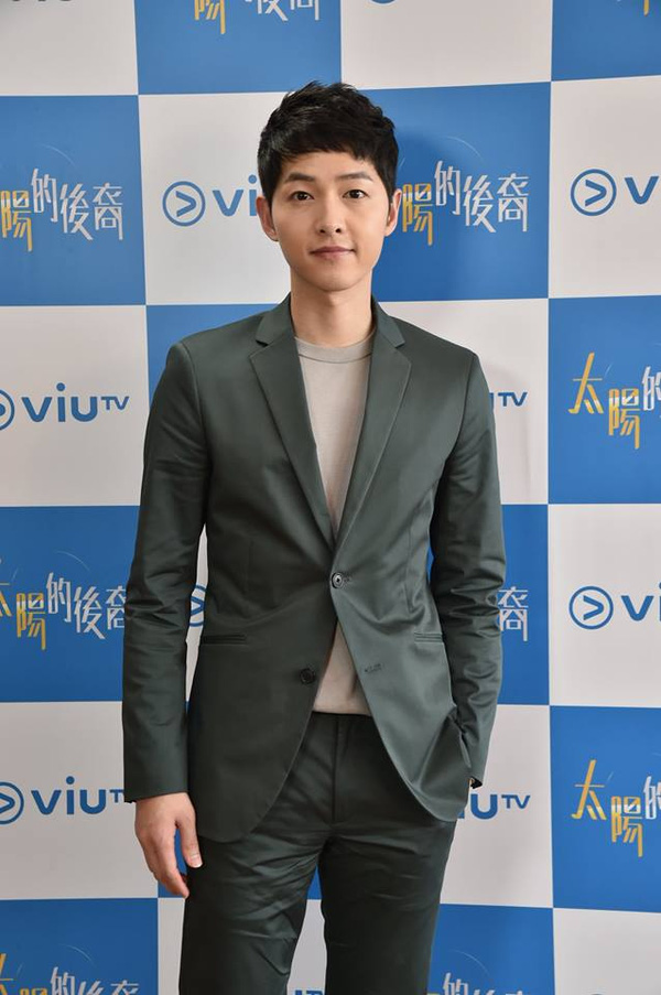 
Song Joong Ki lịch lãm với vest
