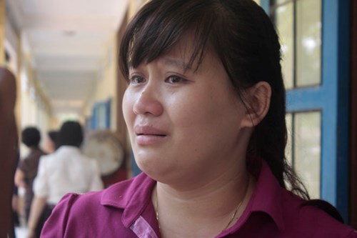 
Từ khi học sinh gặp nạn, nước mắt cô giáo Ngân không ngừng rơi. Ảnh: Nguyễn Thành.
