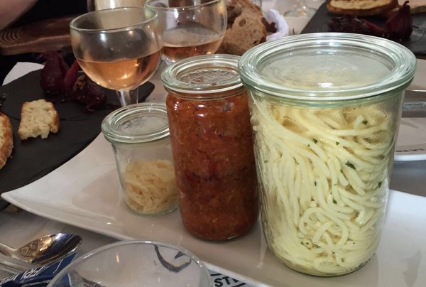 
Món spaghetti với các thành phần chính được chia ra từng lọ một rất chỉn chu.
